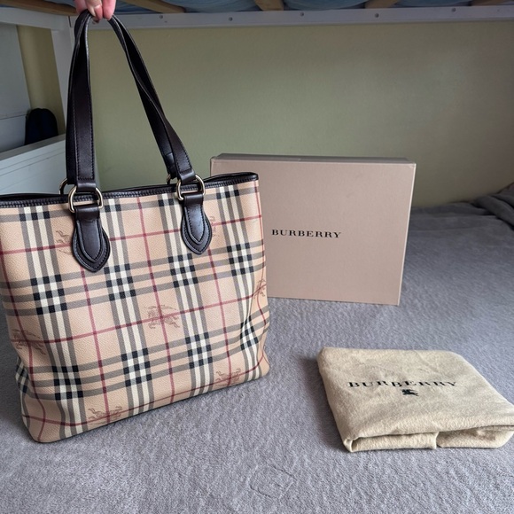 Burberry Haymarket Check tote in brown witb bhrberry box and burberry dust bag - Picture 2 of 14